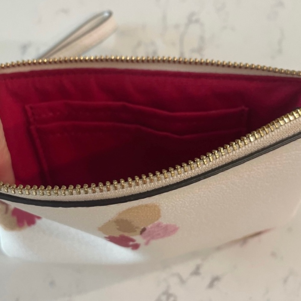 COACH FLORAL TAN WRISTLET-INSIDE HAS 2 CARD SLOTS. GORGEOUS.HOLDS PHONE, ID ETC. - Picture 3 of 4